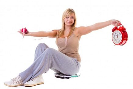 Девушка, которая хочет похудеть, питается правильно и по режиму.